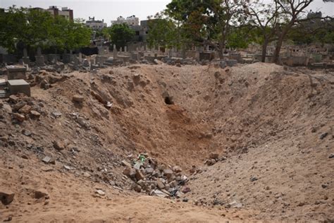 İ­s­r­a­i­l­,­ ­G­a­z­z­e­­d­e­ ­m­e­z­a­r­l­ı­k­l­a­r­ı­ ­b­i­l­e­ ­b­o­m­b­a­l­a­d­ı­